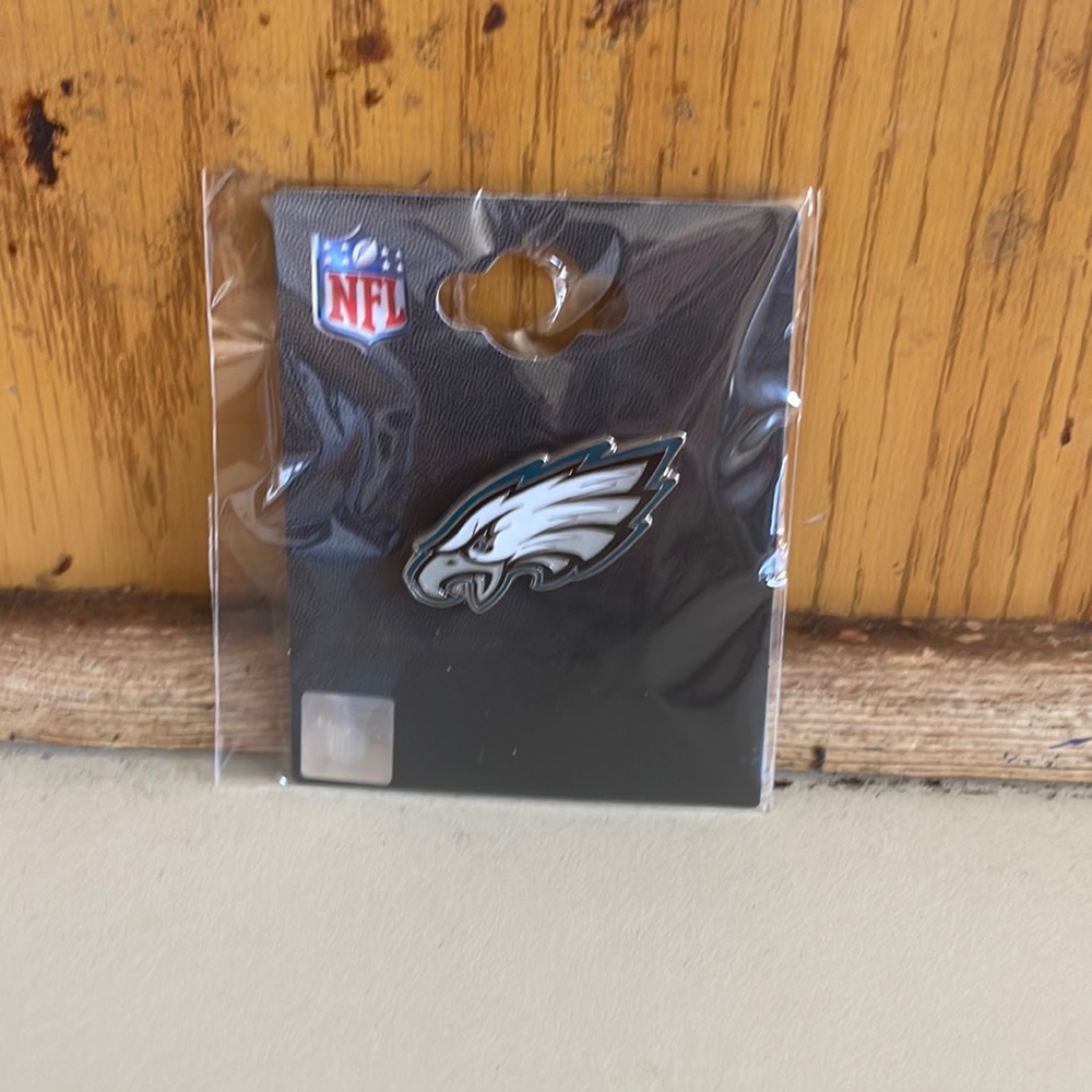 NFL Philadelphia Eagles logo pin hat lapel collector fly eagles fly